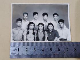 【解放初老照片】六帅哥三美女合影（1951年参加土地改革，与本校孝感地区工作团**区全体工作同志合照）