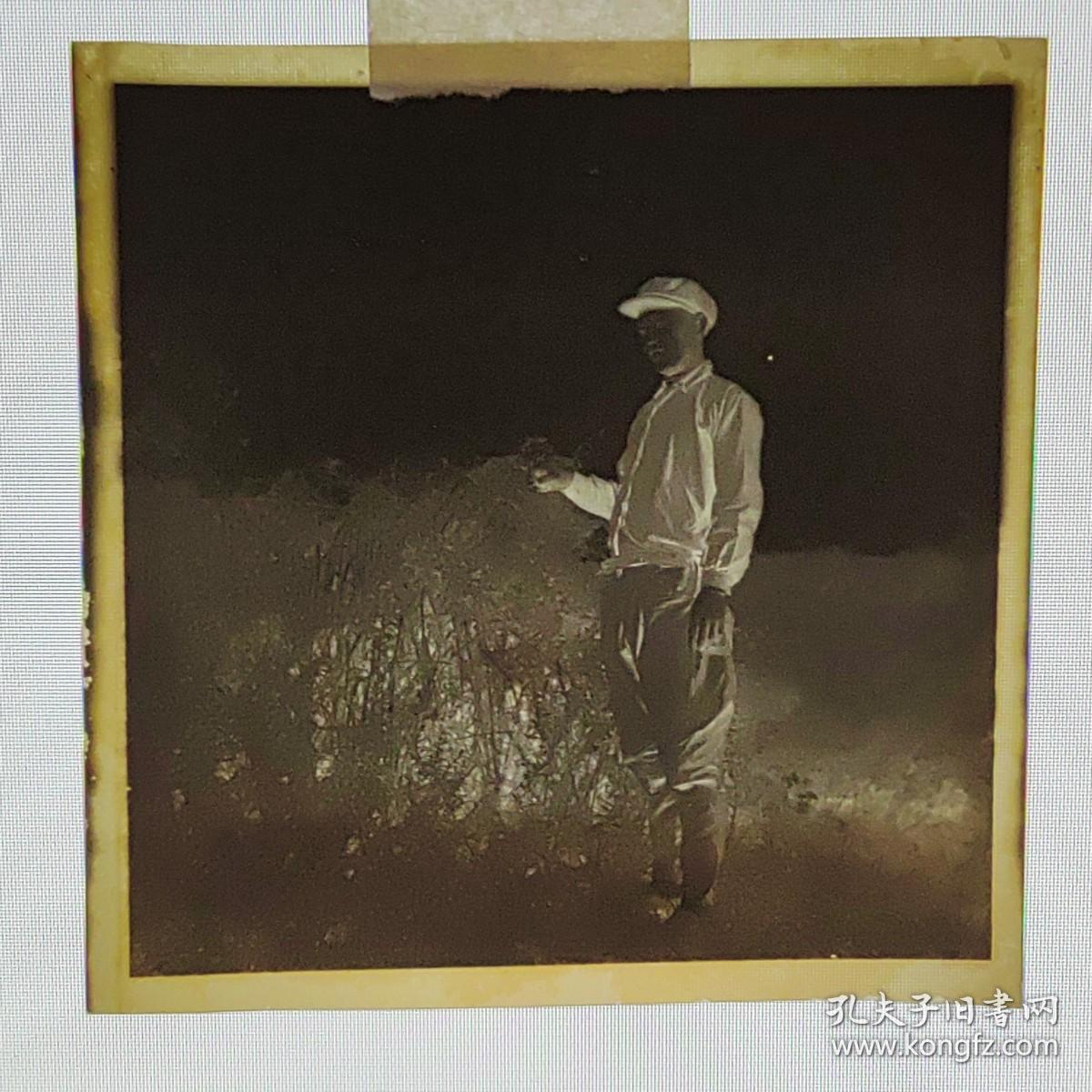 点击查看原图 【老底片】11《带帽男子》6*6公分底片