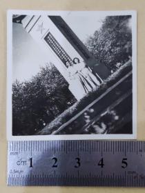 【解放初老照片】汉口中山公园纪念碑侧面小情侣合影（51年夏与小铭仝摄於汉口中山公园。子霖）