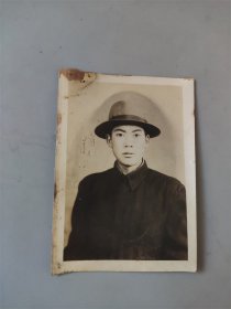 民国时期拍摄的戴礼帽人物老照片