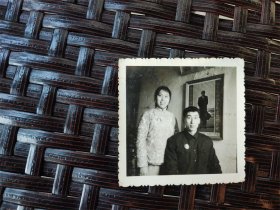 胸带像章在毛主席画像下拍摄的夫妻合影老照片