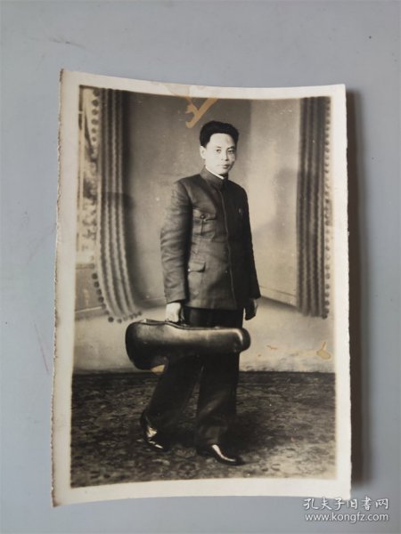 民国时期拍摄的手拿小提琴人物照片