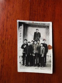 六七十年代众人手拿红宝书站在毛主席画像下拍摄的合影照片