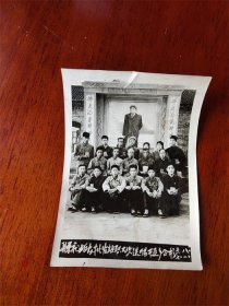 1968年在毛主席画像下手拿红宝书欢送返乡人员合影老照片