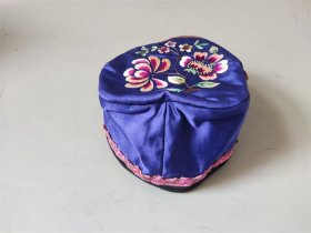 清代刺绣花卉纹孩童帽子