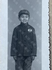 老照片，儿童佩戴毛主席像章，上海向东