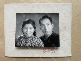 老照片，美女男子合影，国营东风照相，上海。板15.8 × 12.3cm，照片10× 7.7 cm。厚相纸。，约60年代