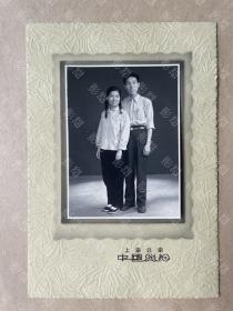 老照片，美女男子合影，上海迁京中国照相馆。板17.2 × 12cm，照片9.7× 7.2 cm。厚相纸，约60年代