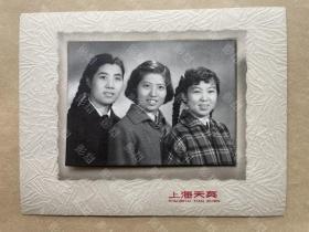 老照片，美女合影，麻花辫子很漂亮。上海天真照相馆。板15.7 × 12.2cm，照片9.8 × 7.3 cm。厚相纸，约60年代