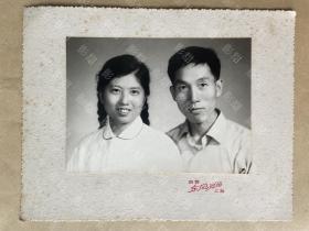 老照片，美女和男子，国营东风照相，上海。板22 × 17.2cm，照片15 × 11 cm。厚相纸，约60年代
