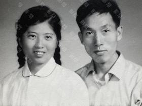 老照片，美女男子合影，国营东风照相，上海。板15.7 × 12.3cm，照片9.8× 7.7 cm。厚相纸。，约60年代