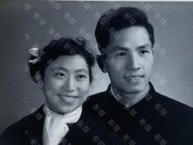 老照片，美女和男子。一飞照相馆，上海文庙路。厚相纸。五六十年代