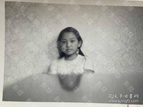 （补图）同一批老照片36张合售，里面有陈诚、陈诚夫人吴舜莲、田炯锦等名人。陈诚是浙江青田人。田炯锦是甘肃庆阳人。有旗袍美女，摄影师印章杲大鏐，儿童，女孩，美女，男子，相机，风景，文殊兰花卉，校服，合影，孙文（孙中山）的天下为公匾额。（陈诚，保定军校毕业，黄埔军校特别官佐，军长。田炯锦毕业于北京大学）