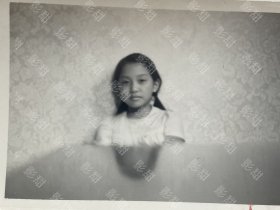 （补图）同一批老照片36张合售，里面有陈诚、陈诚夫人吴舜莲、田炯锦等名人。陈诚是浙江青田人。田炯锦是甘肃庆阳人。有旗袍美女，摄影师印章杲大鏐，儿童，女孩，美女，男子，相机，风景，文殊兰花卉，校服，合影，孙文（孙中山）的天下为公匾额。（陈诚，保定军校毕业，黄埔军校特别官佐，军长。田炯锦毕业于北京大学）