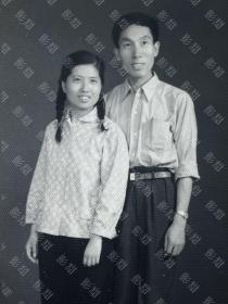 老照片，美女和男子。北京南礼士照相馆。厚相纸