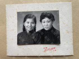老照片，美女男子，国营东风照相，上海。板15.8 × 12.3cm，照片9.8× 7.8 cm。厚相纸。，约60年代