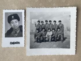 老照片，戴毛主席像章的军人合影，赠一张吕城照相馆（位于江苏镇江丹阳）