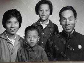 老照片，家庭照，佩毛主席像章，国营东风照相，上海。板22.3 × 17.2cm，照片15 × 11 cm。厚相纸