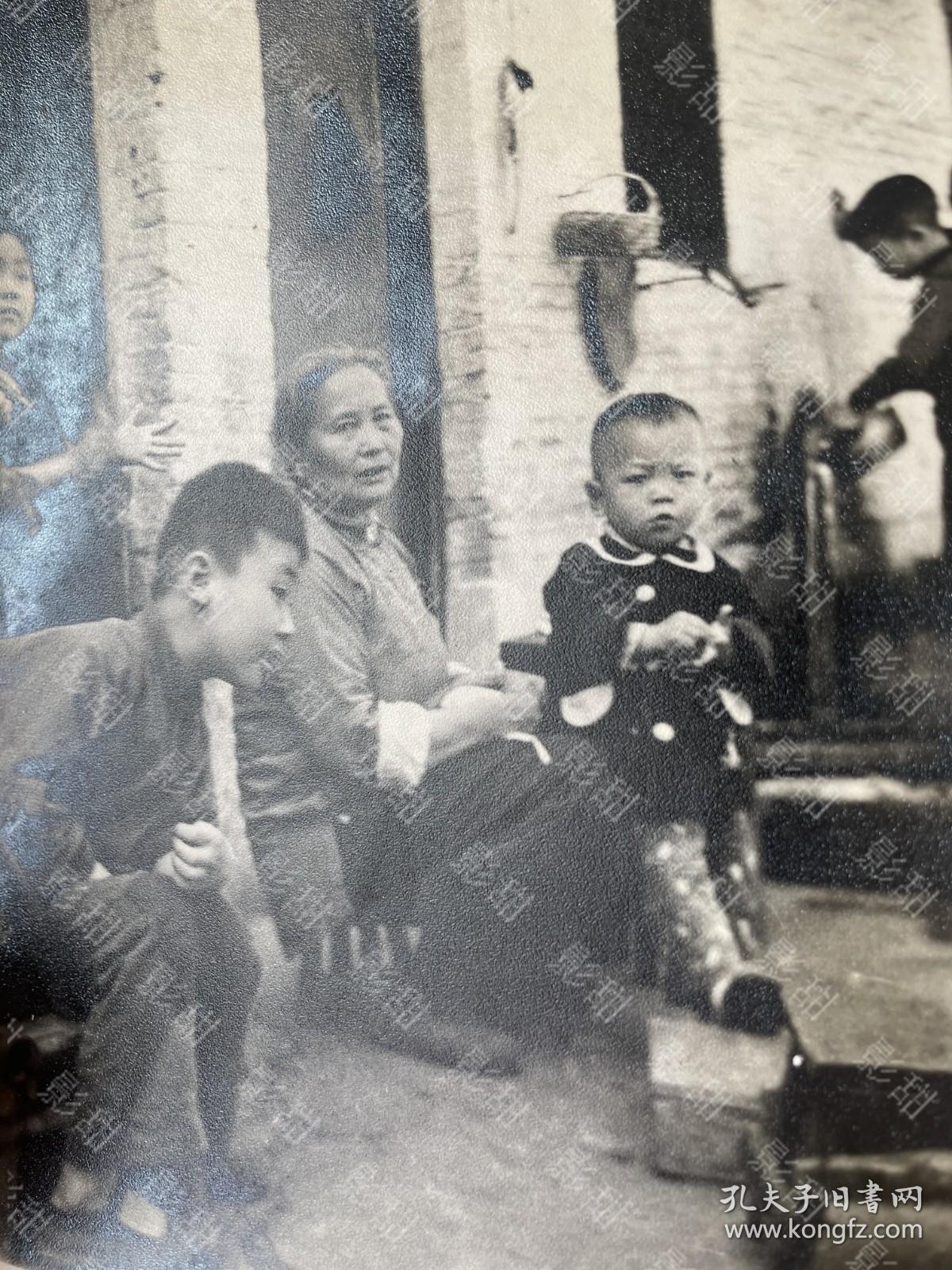 老照片，老上海的弄堂生活，老人和小孩。厚相纸，约60年代