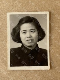 老照片 美女照片 很漂亮 约四五十年代的 背后签名 可能是名人沈安娜（1915年—2010年6月16日），出生于江苏泰兴，毕业于上海南洋商业高级中学，江苏省泰兴中学，特工。