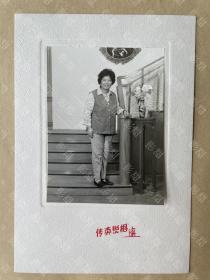 老照片，女子，花瓶，上海传真照相。 板16.8 × 11.5cm，照片10 × 7.5cm，约60年代