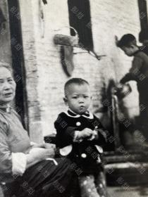 老照片，老上海的弄堂生活，老人和小孩。厚相纸，约60年代