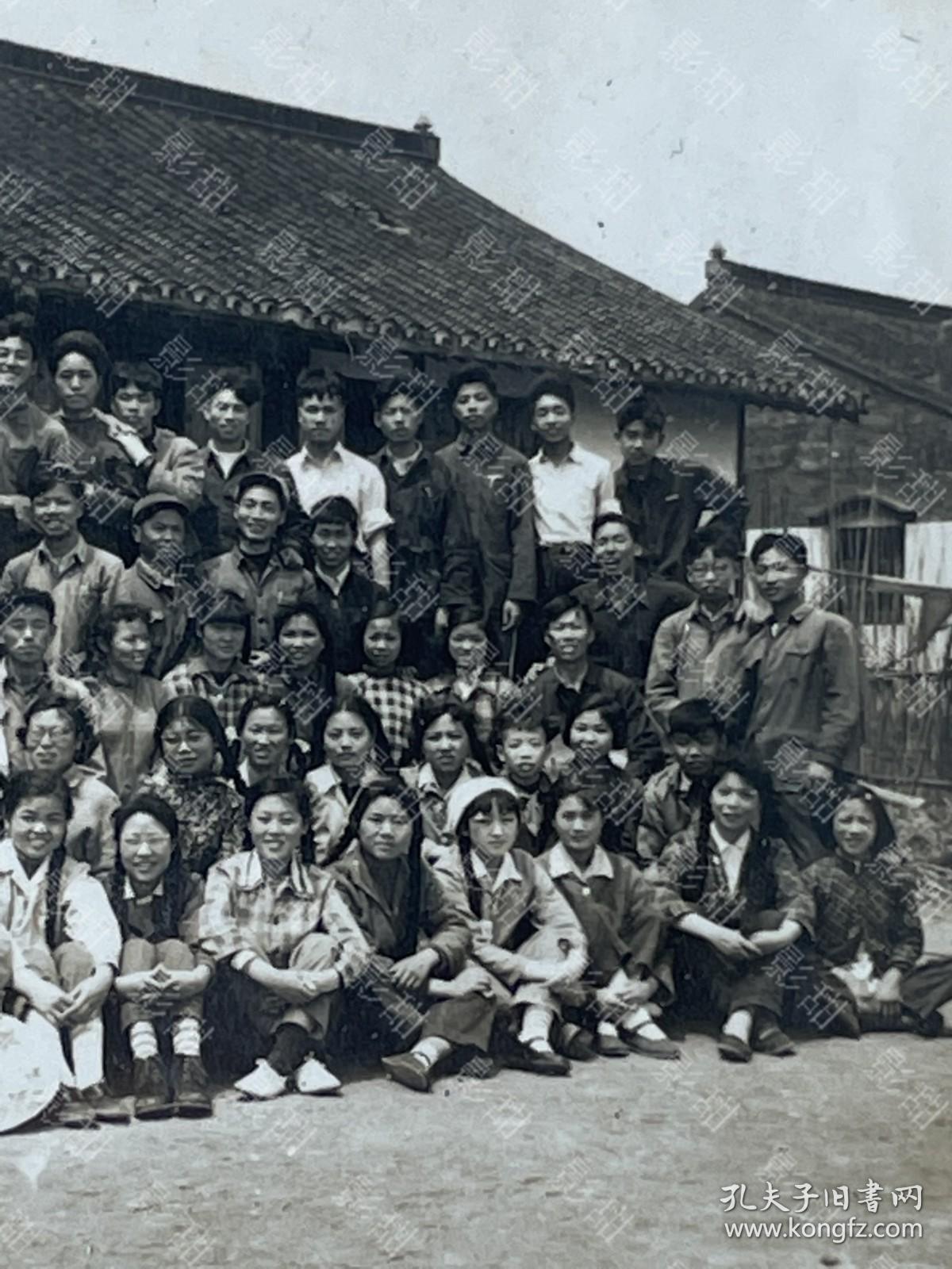 老照片，上海，中文系美女大学生的青春留影， 辫子美女。帽子上有“清洁管理站”字样，应该是学生一起去劳动
