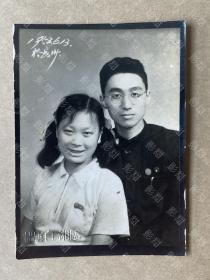 老照片，漂亮的美女和男子，佩戴徽章，1953 ，于长沙，临湘 白云摄。这是我们的订婚像片，送你一张，你高兴吗？