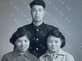 老照片，美女和男子。地方 苏州 国营 国际照相。厚相纸。五六十年代