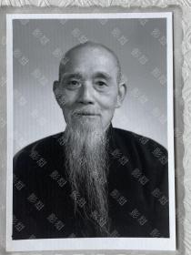 老照片，人物肖像，长胡子的老人，上海新风照相馆。板17.5 × 11.5cm，照片11× 7.8 cm。厚相纸，约60年代