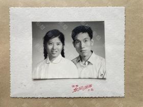 老照片，美女男子合影，国营东风照相，上海。板15.7 × 12.3cm，照片9.9× 7.7 cm。厚相纸，约60年代