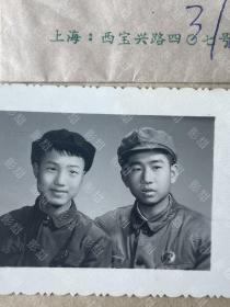 老照片，军人，  上海芷江照相馆，戴毛主席像章。“友谊之照！”