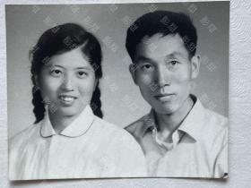 老照片，美女男子合影，上海国营东风照相馆。板15.6 × 12.3cm，照片9.8 × 7.8 cm。厚相纸，约60年代