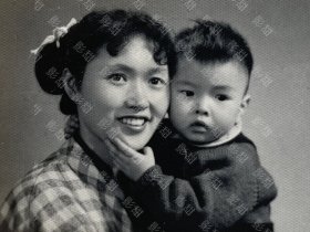老照片，可能是名人。美女儿童 ，上海国际照相馆。纸厚