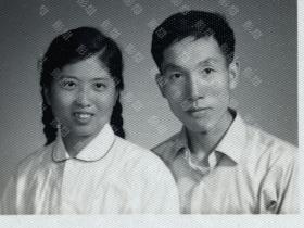 老照片，美女和男子。北京照相。厚相纸，送照片袋。1960年