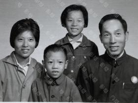 老照片，家庭合影，佩戴毛主席像章。上海东风照相馆。厚相纸
