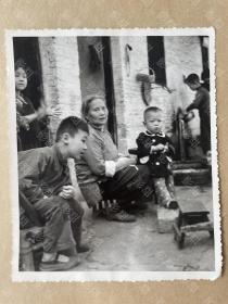 老照片，老上海的烟火生活，老人和小孩，约60年代