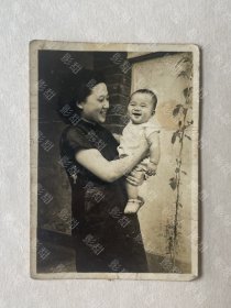 老照片 民国 旗袍美女母亲和儿子 背面题名字
