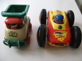 《90年代双面电池玩具车1部（需修理），外加90年代翻斗玩具车1部（有老化）