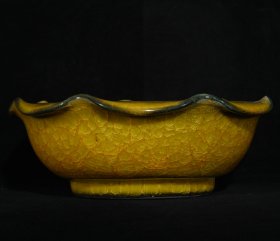 宋官窑黄釉冰裂纹刻字题诗纹花边洗，高8.5×23厘米