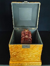 74_龙戏珠金漆器盒装，沧门款描金红田黄石龙戏珠印章。