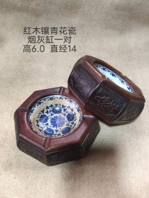 303_红木镶青花瓷烟花缸一对，雕刻细腻，品相完好。