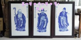 123_清末一代青花大师王步作品，福禄寿三仙大号瓷板画挂筏⼀纪一套。纯手绘作品画意浑厚、清新、简洁、淳雅，运笔自如、流畅，达到了形神兼备的艺术境界，成为国内外博物馆和收藏家的珍藏。全品，高90单宽52厚3公分