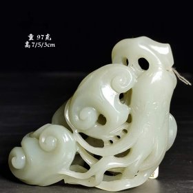 330_镂空雕人物如意摆件。
