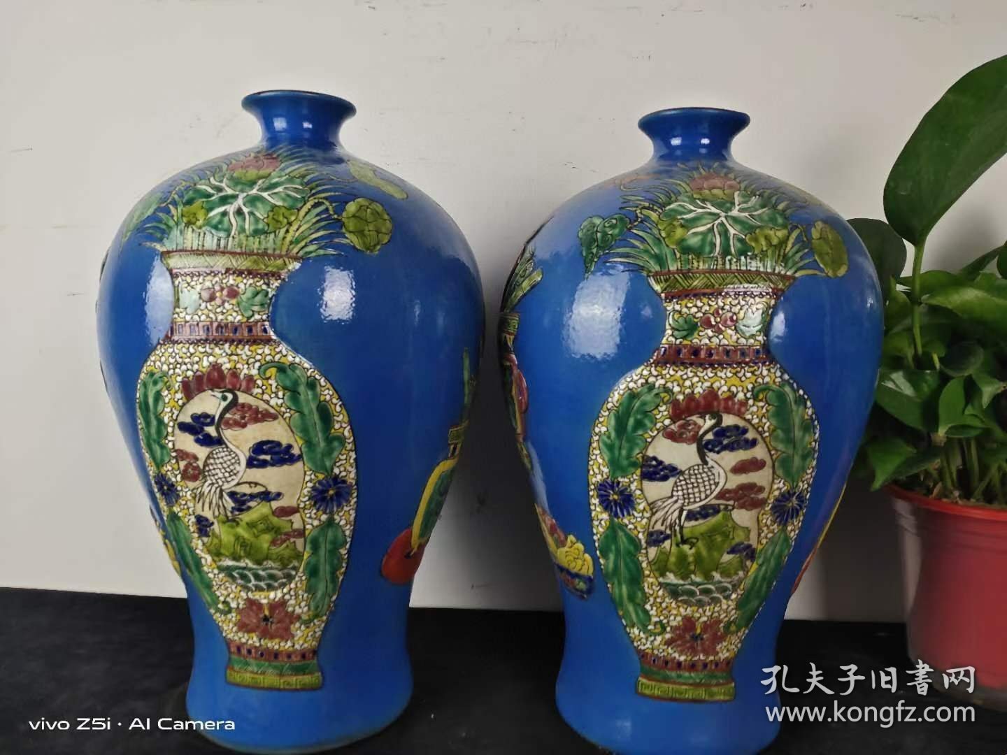 363_大清粉彩浮雕梅瓶，做工精细，包浆浓厚，造型独特，保存完整，成色如图