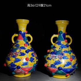 332_雍正年制款，手绘黄釉底五彩飞兽赏瓶一对。