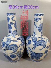 21_康熙年制款，青花瑞兽天球瓶一对，高度39cm，总宽度38cm，包浆磨损自然 ，有收藏价值，喜欢联系。