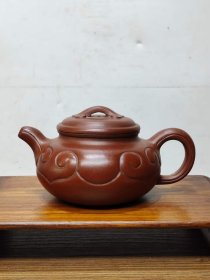 23_老珍藏，顾景舟制《顾景舟》底款，精品［如意］老紫砂壶一把，包浆自然，保存完整，收藏的佳品。