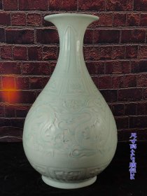 41_清代单色釉龙纹瓶，保存完整，成色如图
