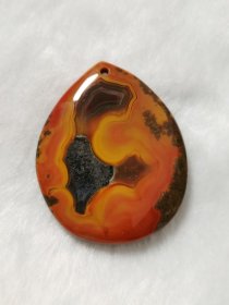 天然战国红玛瑙吊坠，天然花纹绚烂精美颜色艳丽，质地细腻莹润光滑，品相如图看好下单。